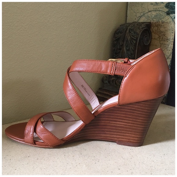 VINCE CAMUTO WEDGES - Picture 3 of 8